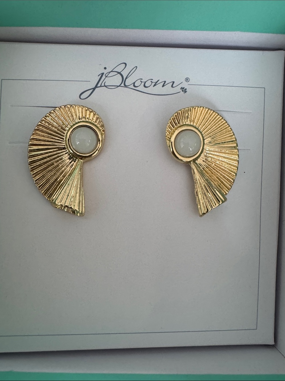 bloom Gold Seashell /Fan-Shaped Stud Earrings with White Stone Center Jewelry